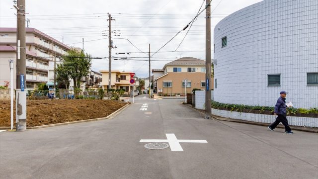 神奈川県横浜市港北区新吉田東6丁目買取後の売地の南側道路の写真