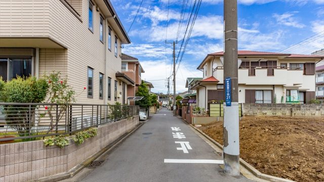 神奈川県横浜市港北区新吉田東6丁目買取後の売地の西側道路の写真