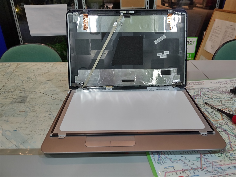 ノートパソコン　液晶パネル交換。