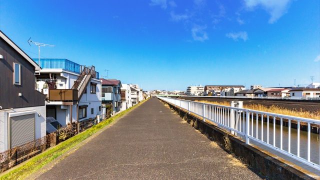 神奈川県横浜市港北区新吉田東5丁目売地の現地写真（早淵川堤防舗装道路を撮影）