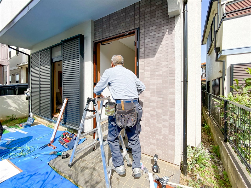 宮前区馬絹5丁目中古戸建 玄関リフォームドア、造作工事(枕棚など)