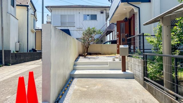 川崎市宮前区馬絹5丁目　中古戸建　外構工事　機能門柱と土間仕上げの画像