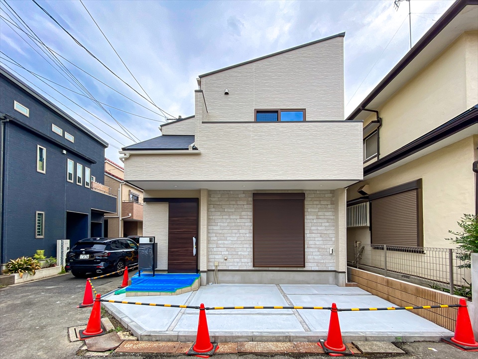 新吉田東6丁目　新築分譲住宅　全1棟　玄関タイル工事終了
