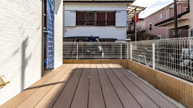 新吉田東5丁目　新築戸建　ウッドデッキ（人工木）　樹ら楽ステージ　ダークウッド