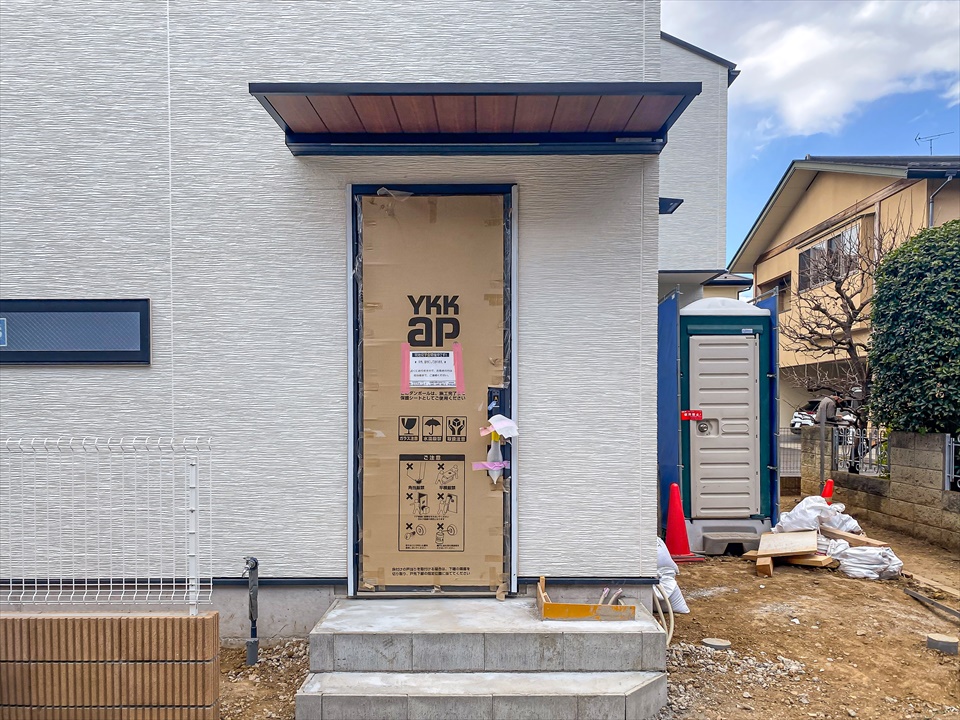 新吉田東5丁目Ⅲ　新築分譲住宅　全1棟　玄関前庇（ルシアスバイザー）