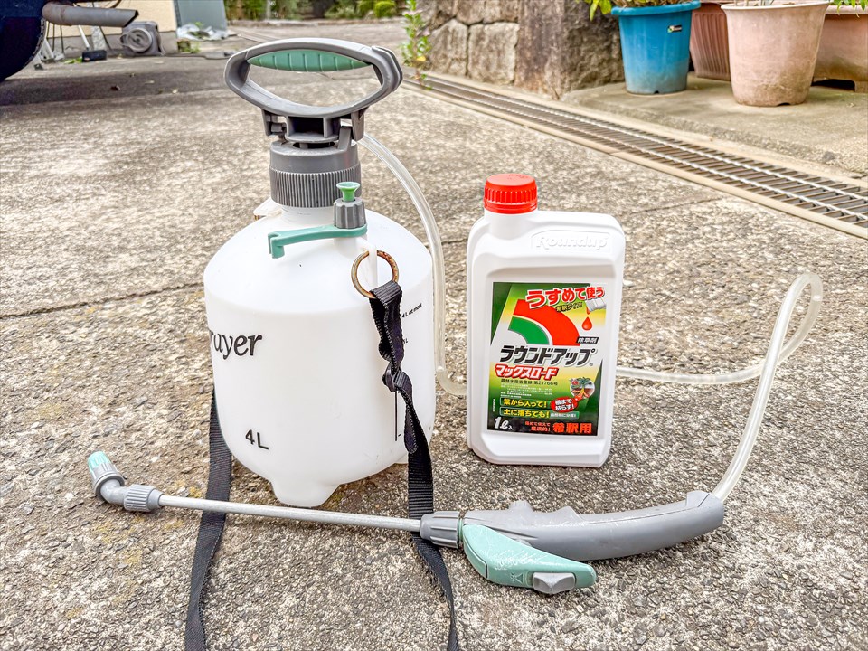 駐車場　除草材散布